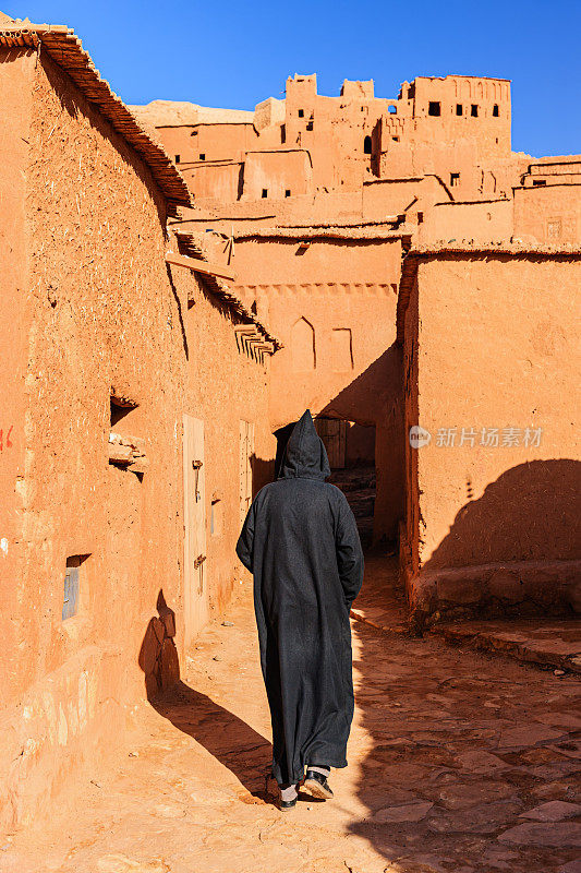 一名摩洛哥男子进入Aït Benhaddou